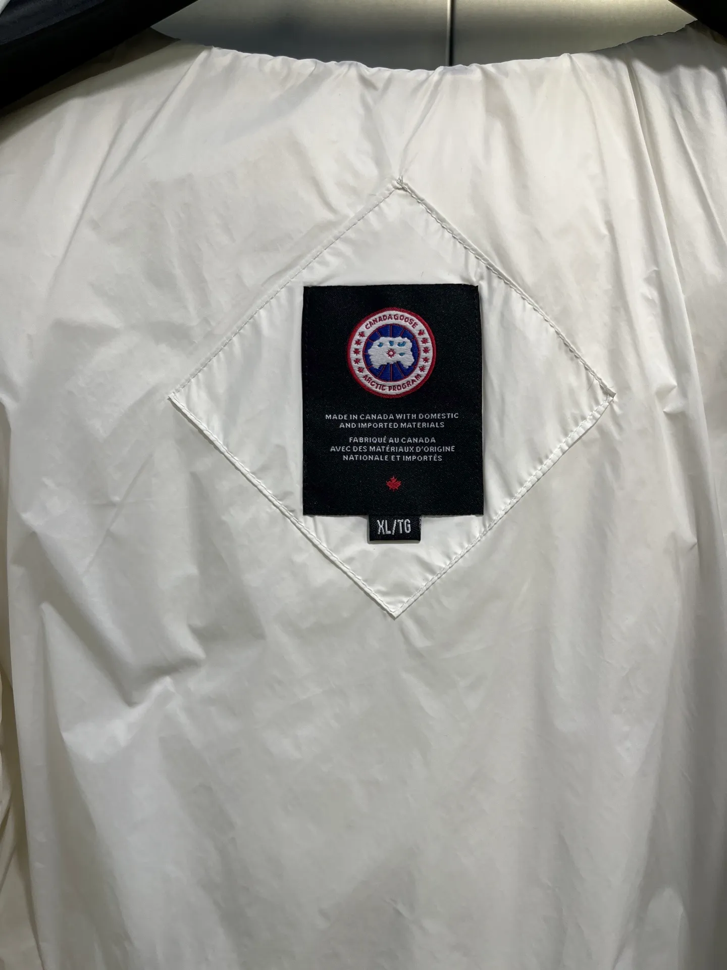 P1100 Highest quality 🌟Canada Goose E62 model 2220LB Abbott Hoody women's short and light down jacket S If you want to do business for a long time, you have to choose the original high-quality goose down for your down jacket. Expensive is not necessarily right, but there is a reason to be expensive. Cheap is not necessarily wrong, but there is a certain risk. Without cost support, there is no quality assurance. Expensive things are good at everything except being expensive; cheap things are good at nothing except being cheap size: s-xl